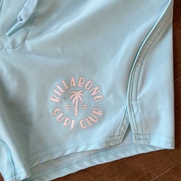 Billabong size 8 swim shorts. - Picture 3 of 3